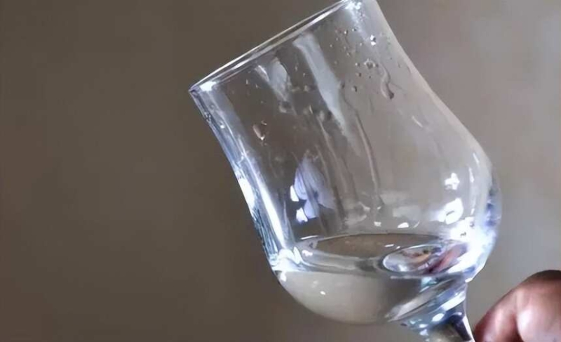 能挂杯的白酒就是好酒?喝了这10款酒之后,总结这3种无效鉴定法 白酒挂杯的酒好不好