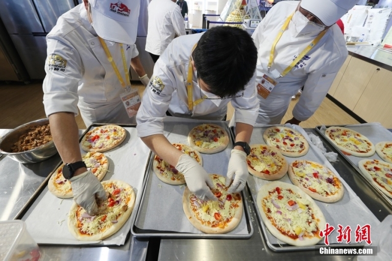 “舌尖上的进博会”:八方美食吸引参观者 “舌尖上的进博会”:八方美食吸引参观者