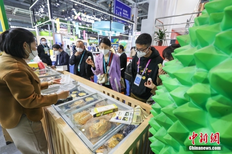 “舌尖上的进博会”:八方美食吸引参观者 “舌尖上的进博会”:八方美食吸引参观者