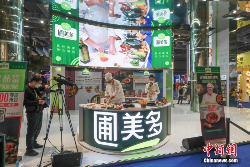“舌尖上的进博会”:八方美食吸引参观者 “舌尖上的进博会”:八方美食吸引参观者