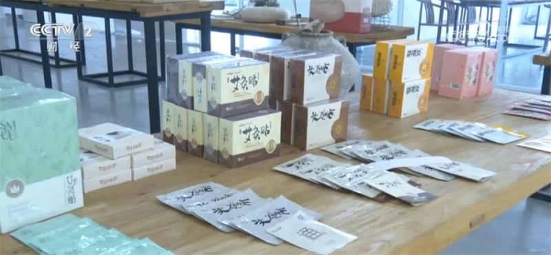 粽子、艾草创意产品迎热销 端午民俗“火”了市场、“甜”了生活 粽子、艾草创意产品迎热销 端午民俗“火”了市场、“甜”了生活