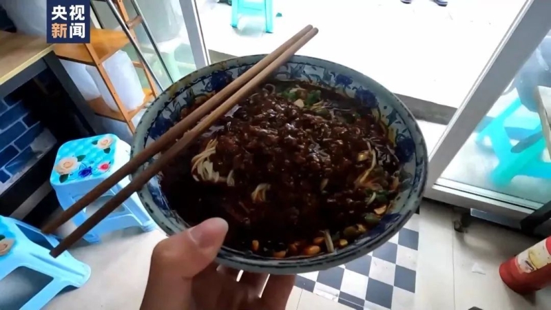 这碗小面不仅在国内受到消费者青睐,还走向了国际市场 这碗小面不仅在国内受到消费者青睐,还走向了国际市场